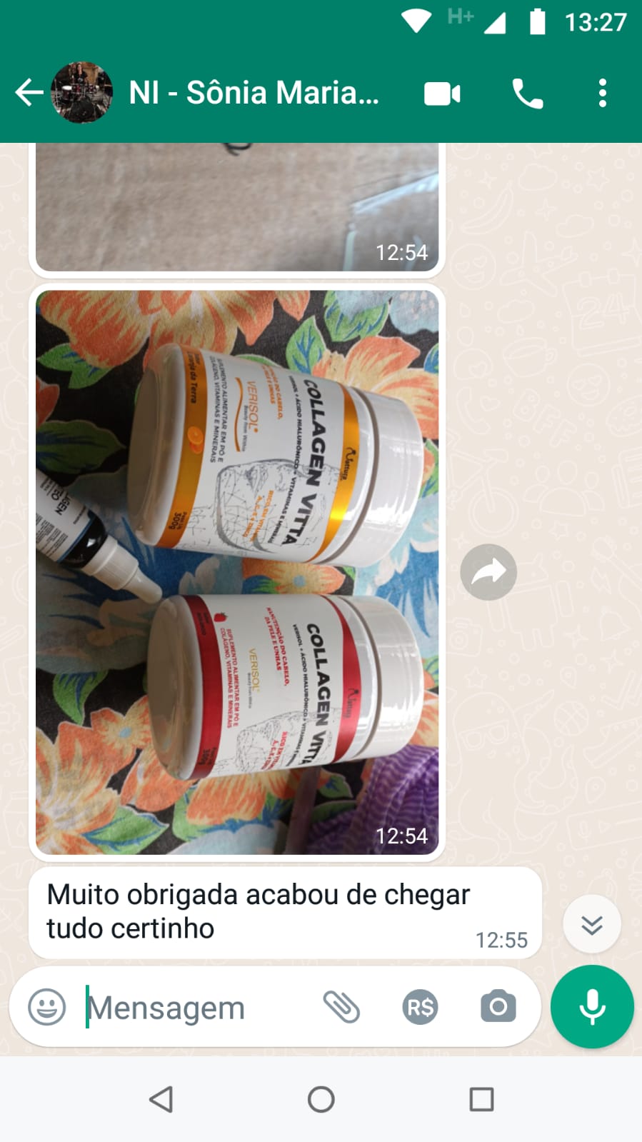Foto de dois potes de Collagen Vitta sobre fundo floral da cliente Sônia