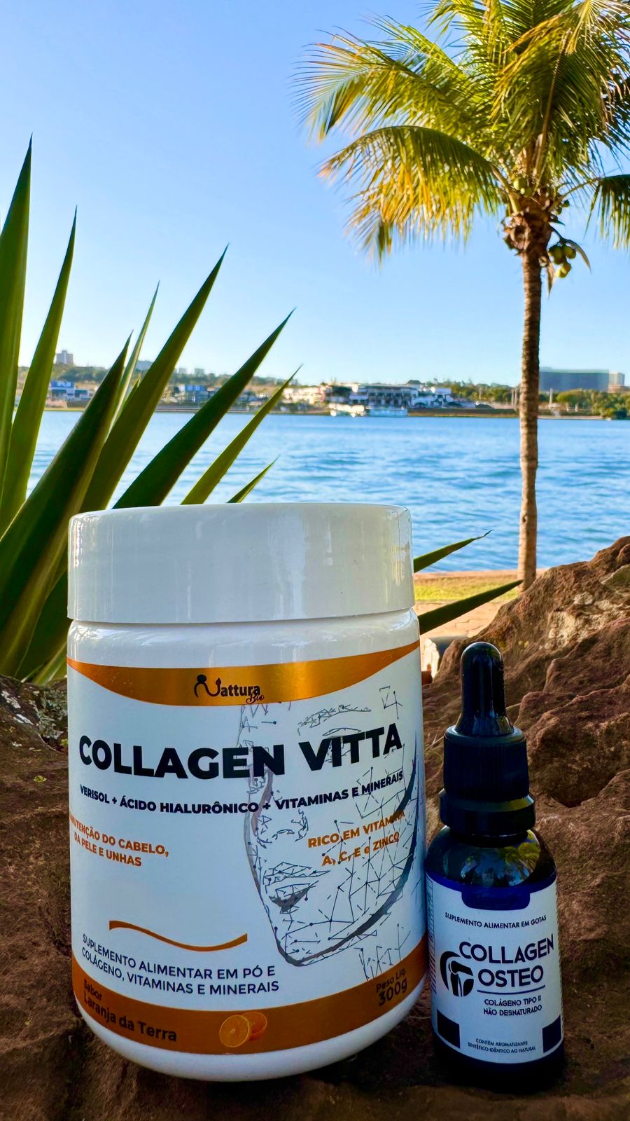Pote de Collagen Vitta com Collagen Osteo em frente a rio e palmeira