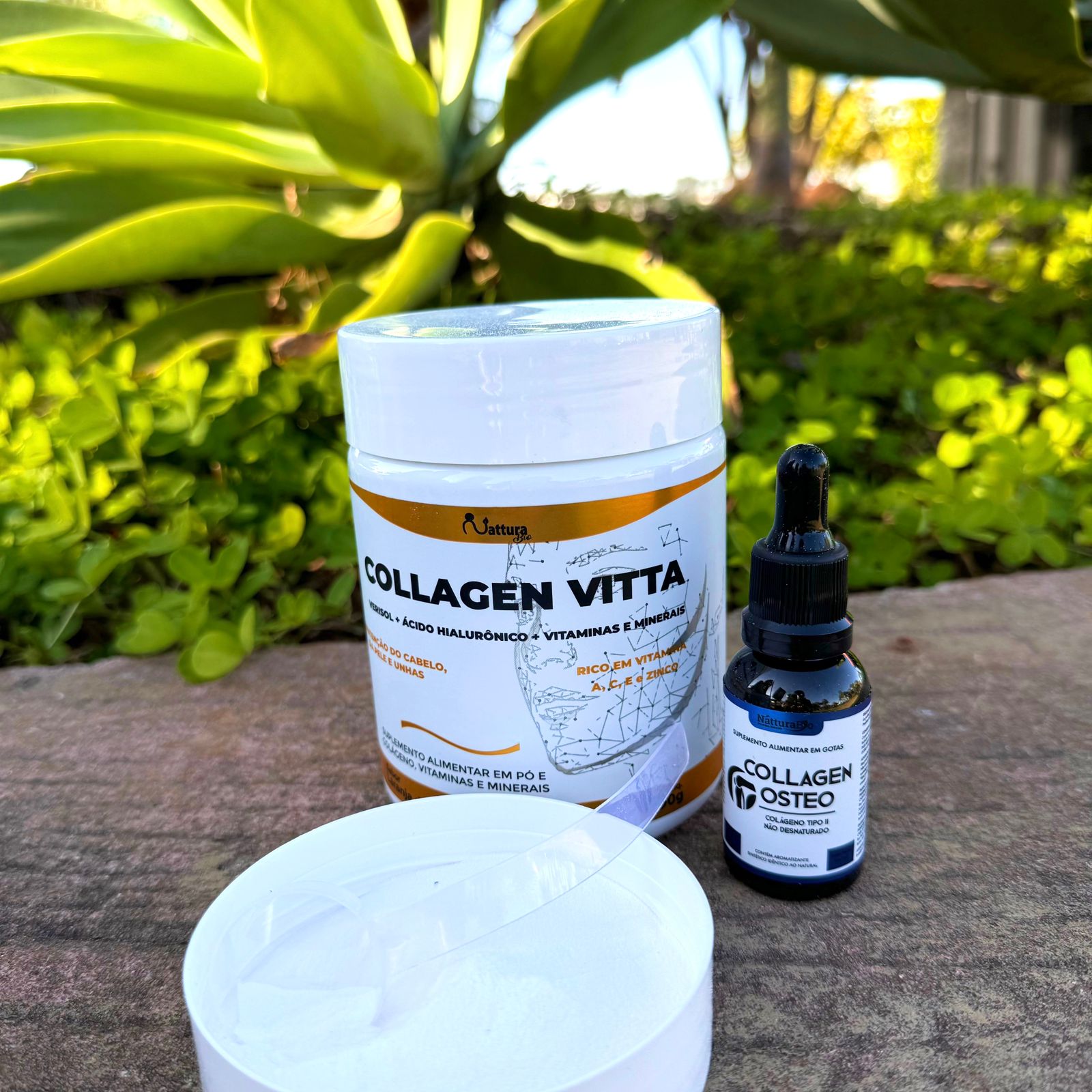 Pote de Collagen Vitta com Collagen Osteo sobre fundo de plantas