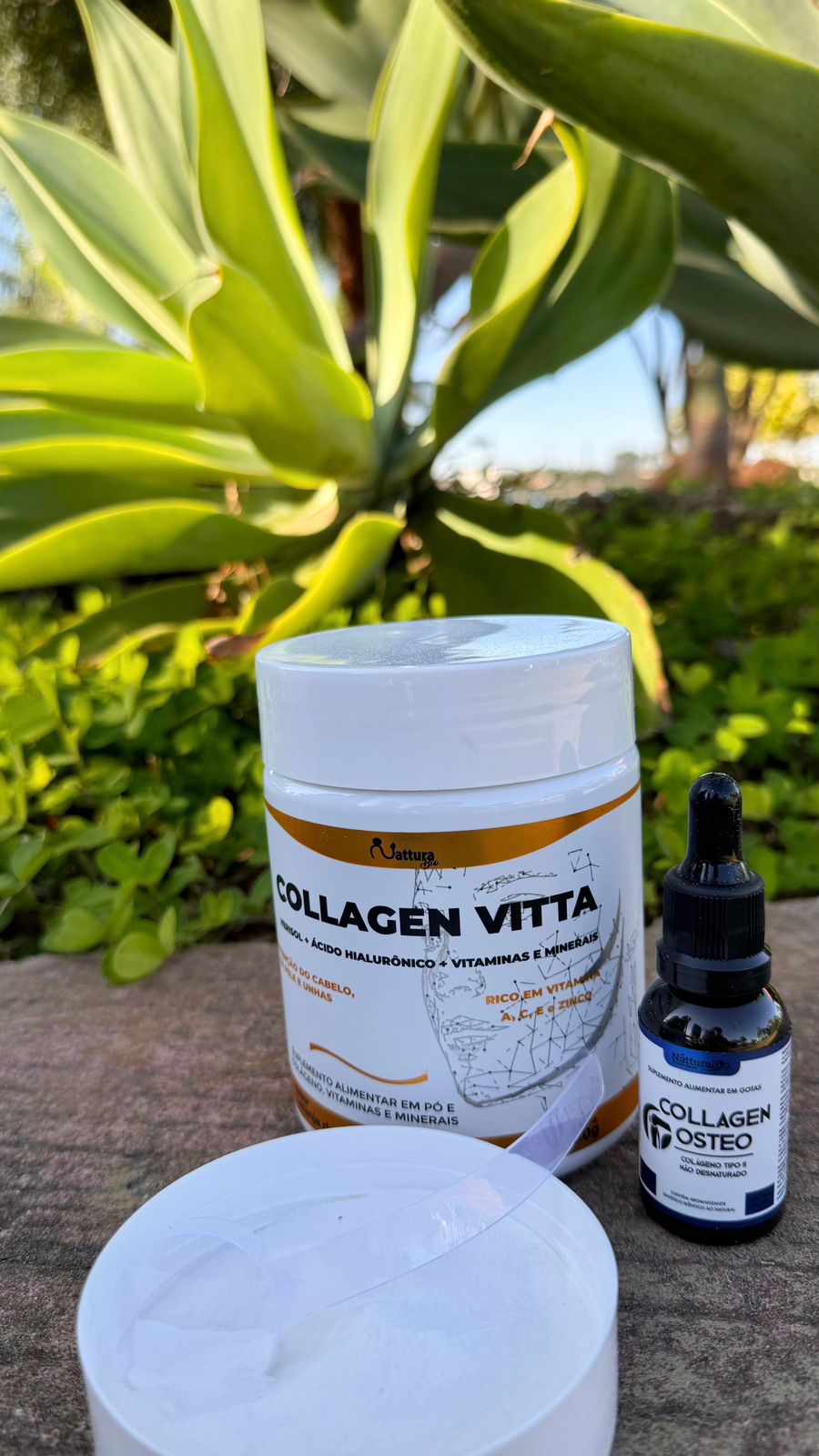 Pote de Collagen Vitta com Collagen Osteo sobre fundo de vegetação